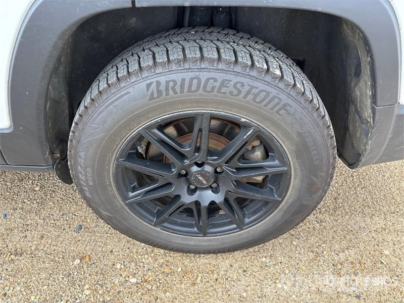Jeep Cherokee Sport 4x4 SUV 自動車