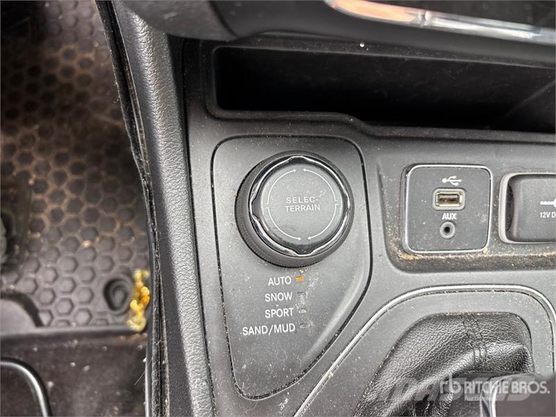 Jeep Cherokee Sport 4x4 SUV 自動車