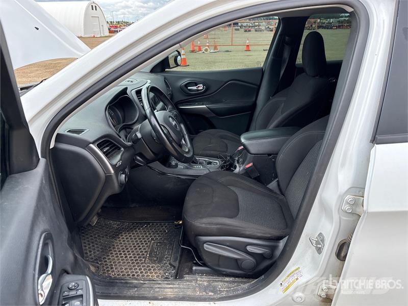 Jeep Cherokee Sport 4x4 SUV 自動車