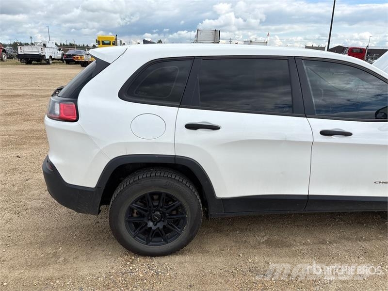 Jeep Cherokee Sport 4x4 SUV 自動車