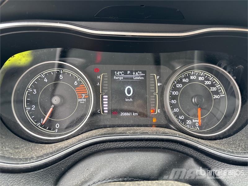Jeep Cherokee Sport 4x4 SUV 自動車