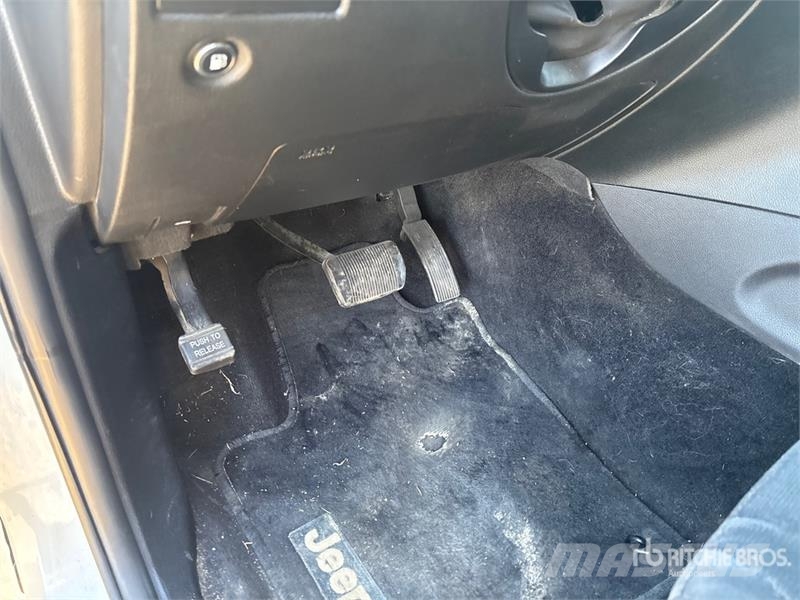 Jeep Grand Cheroke Laredo 4WD SUV سيارات