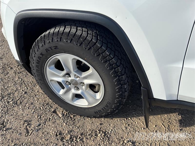 Jeep Grand Cheroke Laredo 4WD SUV سيارات
