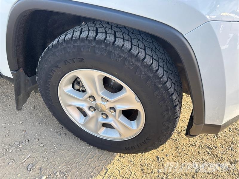 Jeep Grand Cheroke Laredo 4WD SUV سيارات