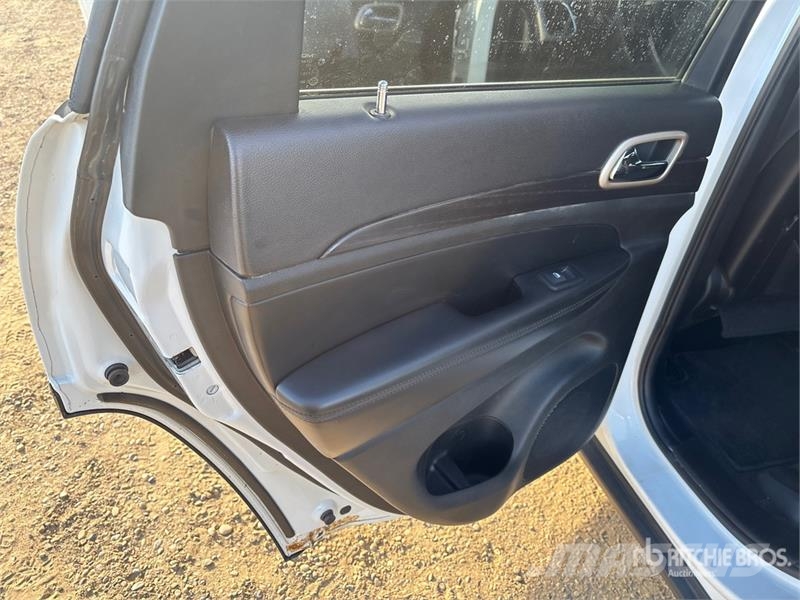 Jeep Grand Cheroke Laredo 4WD SUV سيارات