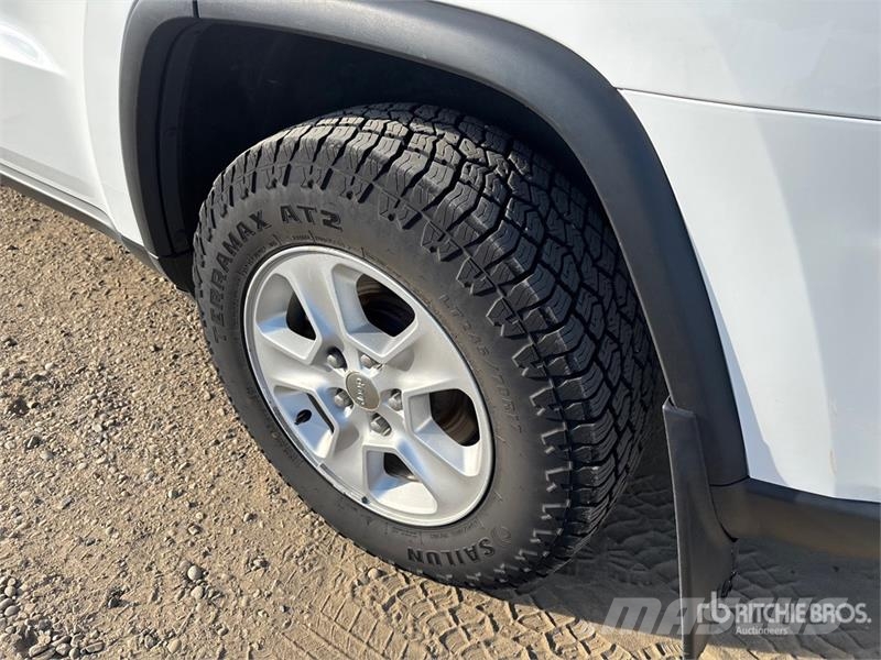 Jeep Grand Cheroke Laredo 4WD SUV سيارات
