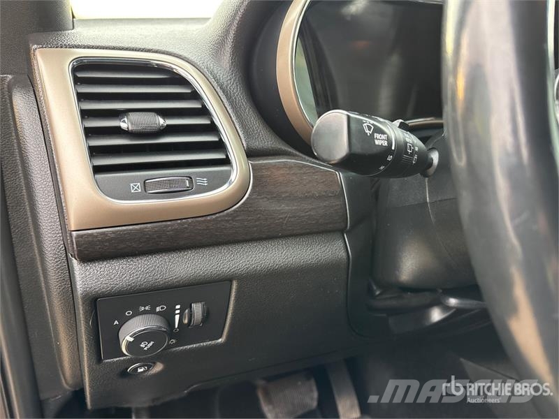 Jeep Grand Cherokee Laredo 4x4 SUV Biler