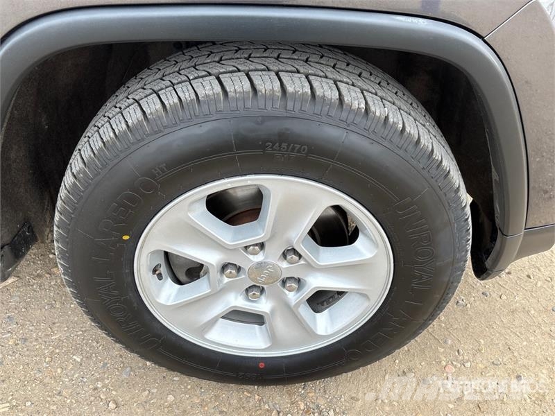 Jeep Grand Cherokee Laredo 4x4 SUV Biler