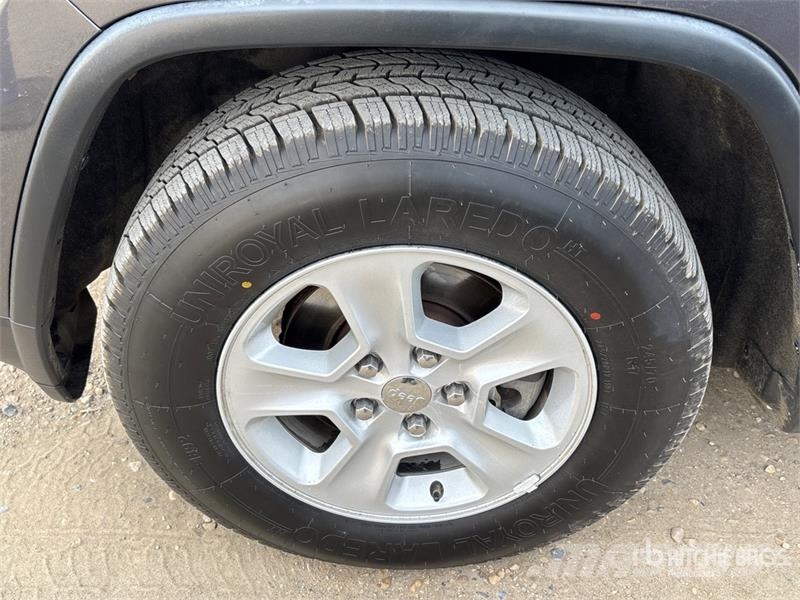 Jeep Grand Cherokee Laredo 4x4 SUV Biler