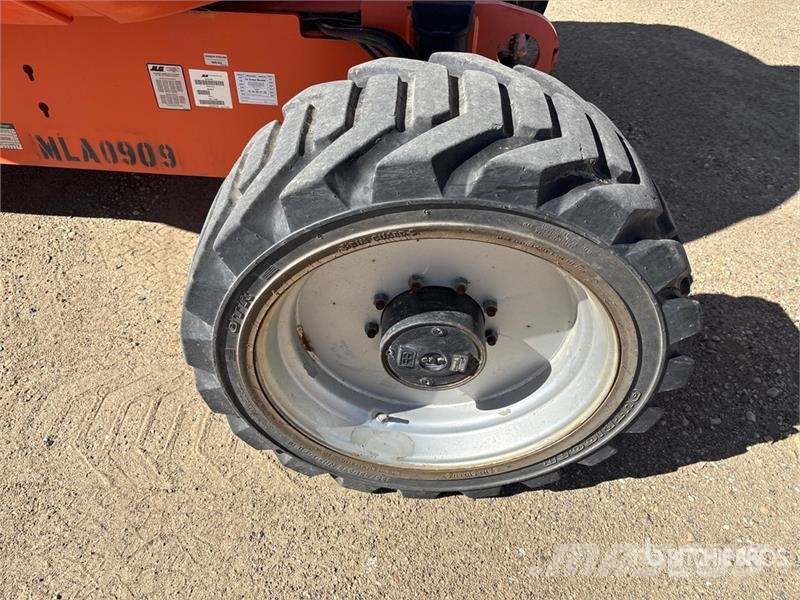 JLG 600AJ 4WD Diesel Articulating Boom Lift 관절형 전동이동 리프트