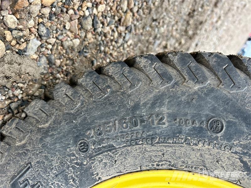 John Deere 1025R Compact tractors