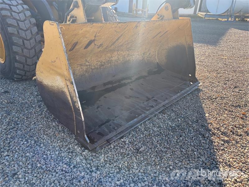 John Deere 104 in General Purpose Wheel Loader Bucket - Fits  دلاء