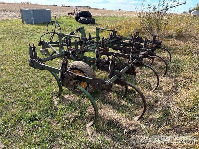 John Deere 13 ft Cultivator Kultivaatorid
