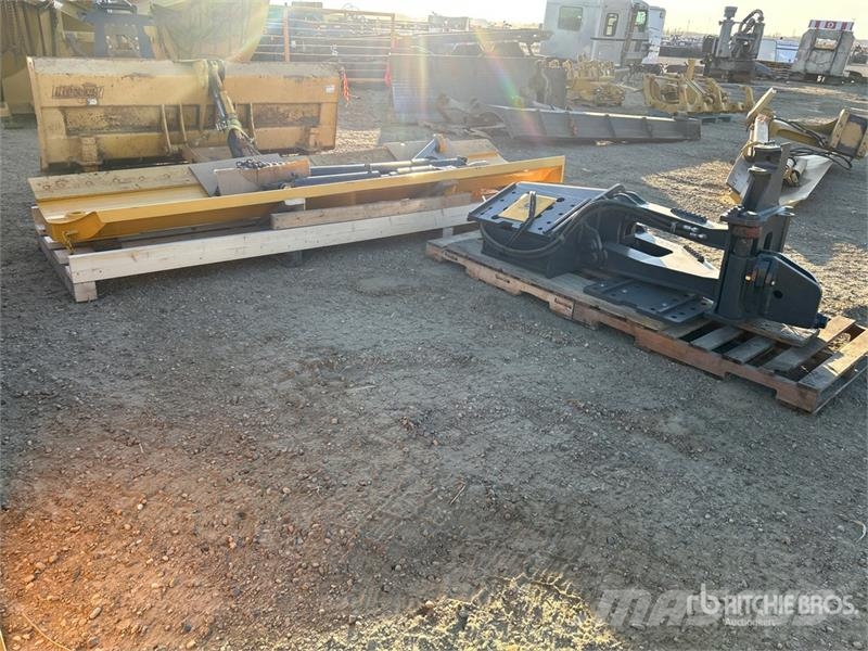 John Deere 144 in 12 ft Mastless Snow Wing and Pedestal - Fit Ostatní komponenty