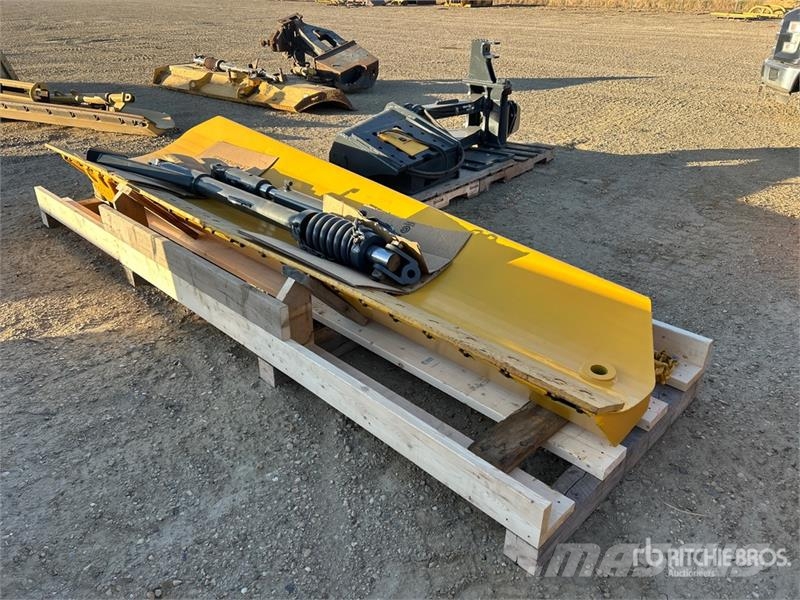 John Deere 144 in 12 ft Mastless Snow Wing and Pedestal - Fit Ostatní komponenty