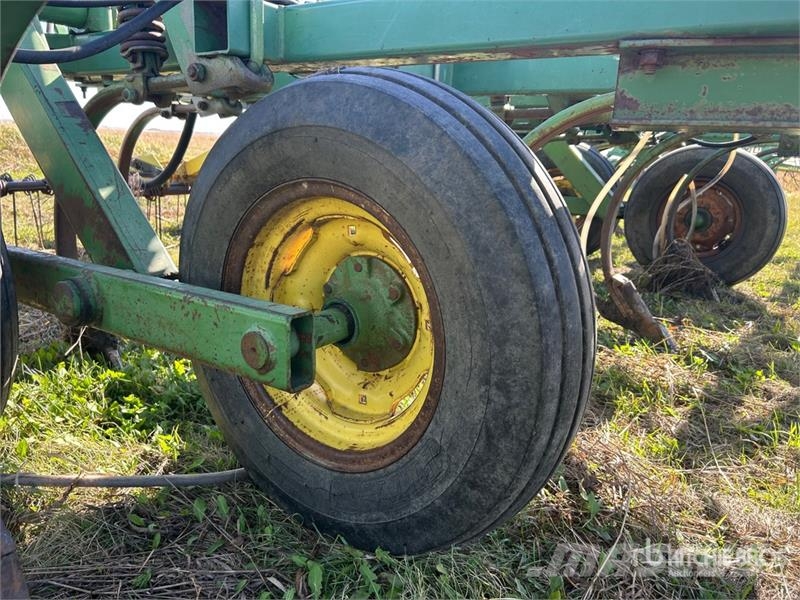 John Deere 1600 26 ft Cultivator Grubber