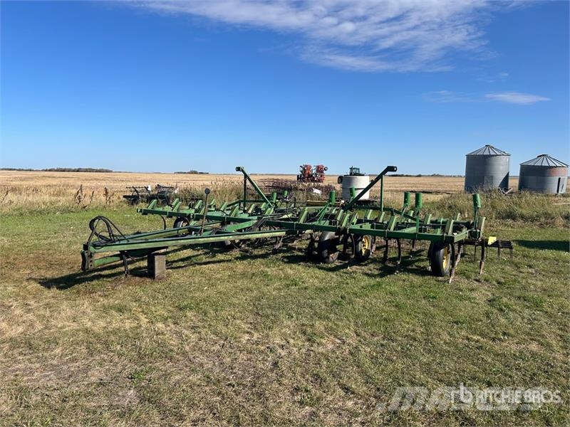 John Deere 1600 26 ft Cultivator Grubber