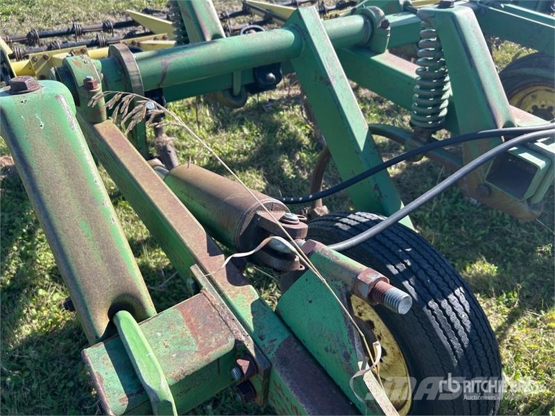 John Deere 1600 26 ft Cultivator Grubber