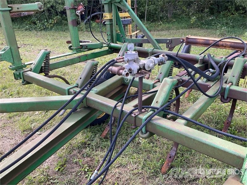 John Deere 1610 Grubber