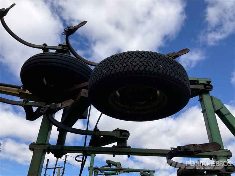 John Deere 1610 Grubber