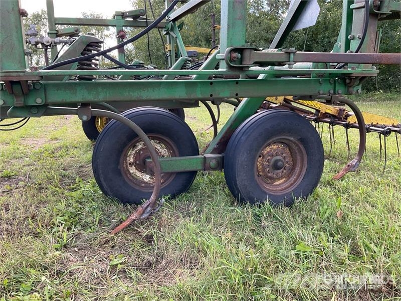 John Deere 1610 Grubber