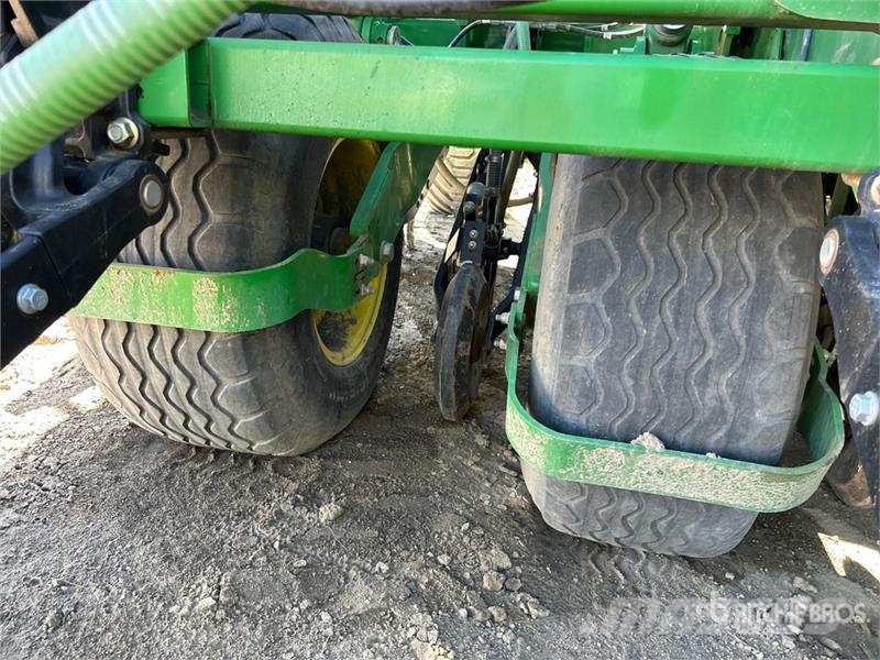John Deere 1870 76 ft Air Seeder Mibzerler