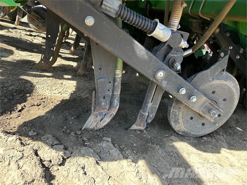 John Deere 1870 76 ft Air Seeder Mibzerler