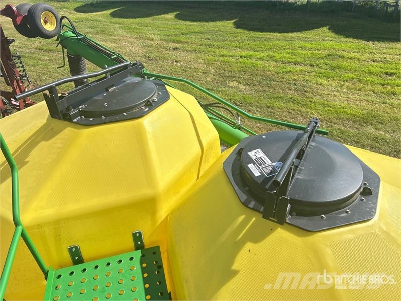 John Deere 1910 350 bu Tow-Behind Air Cart Sorvetőgép