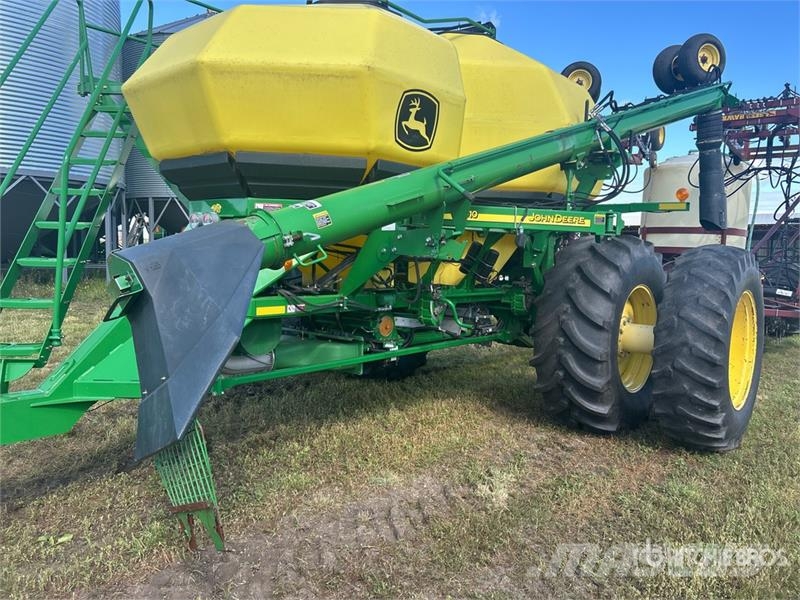 John Deere 1910 350 bu Tow-Behind Air Cart Sorvetőgép