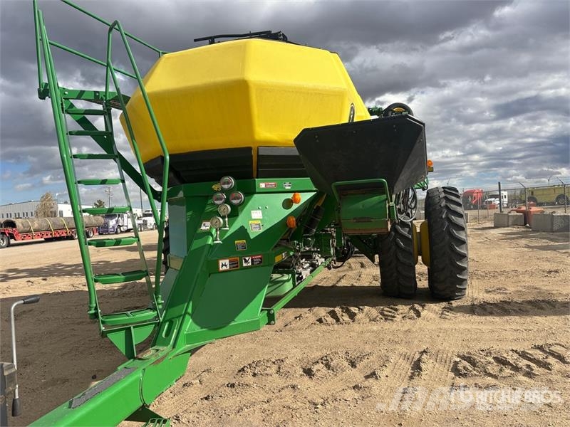 John Deere 1910 430 bu Tow-Between Air Cart Semeadoras