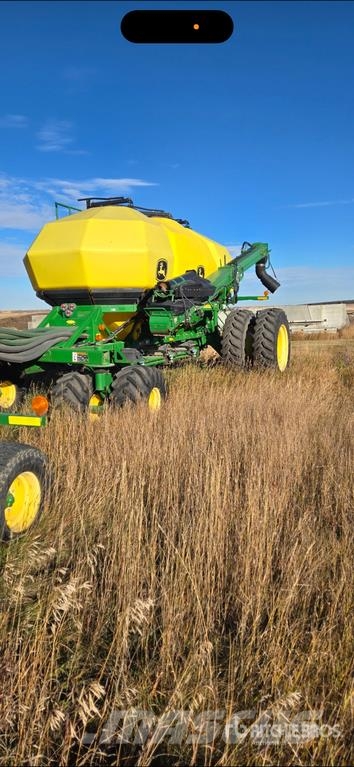 John Deere 1910 430 bu Tow-Behind Air Cart Semeadoras