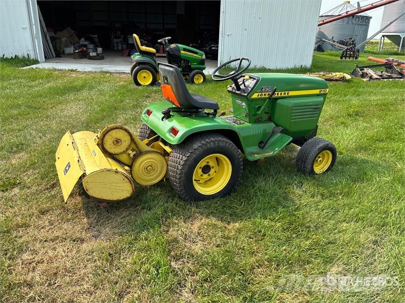 John Deere 210 Päältäajettavat ruohonleikkurit