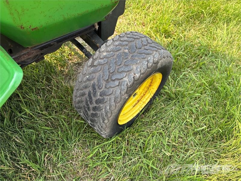 John Deere 210 Päältäajettavat ruohonleikkurit