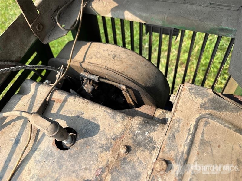 John Deere 210 Päältäajettavat ruohonleikkurit