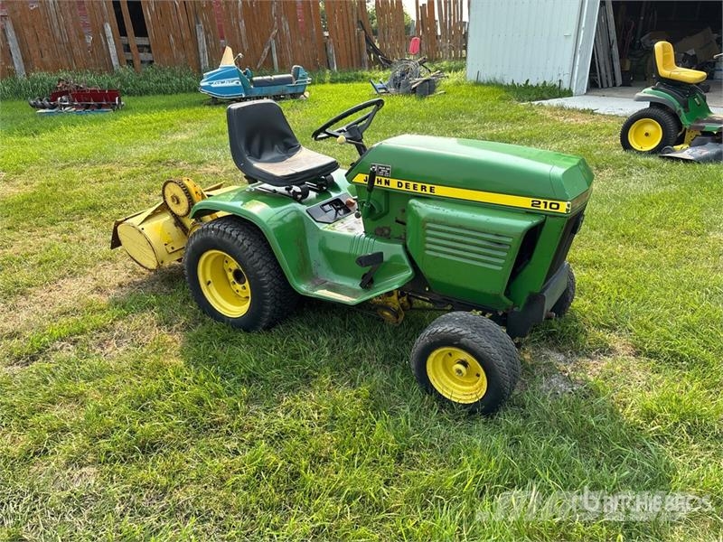 John Deere 210 Päältäajettavat ruohonleikkurit
