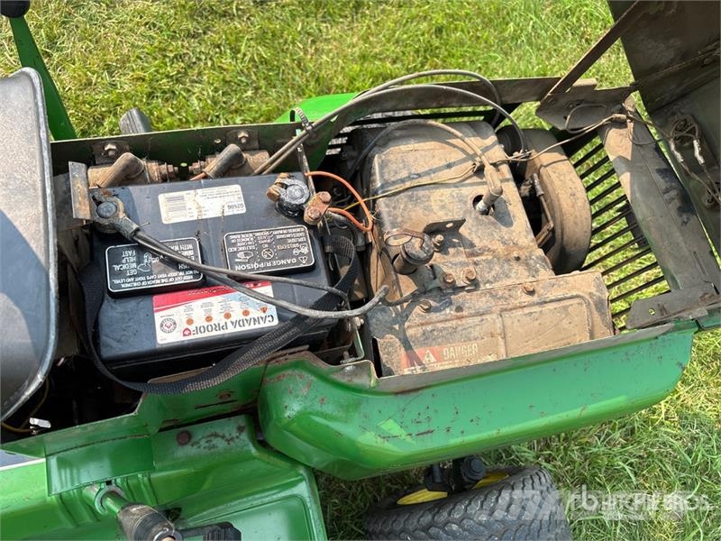 John Deere 210 4x2 Ride-On Lawn Mower Reitermäher