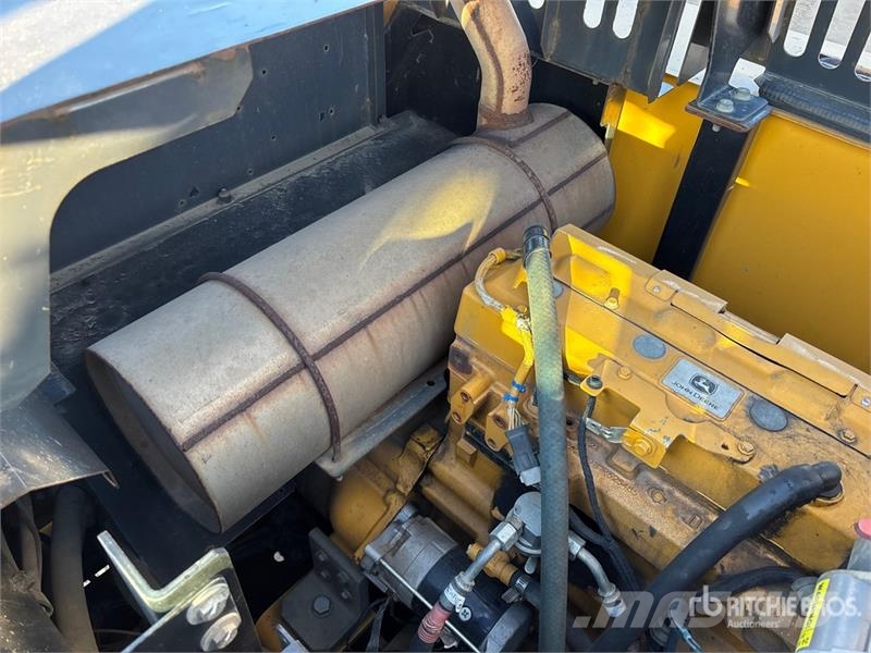 John Deere 210G LC Paletli ekskavatörler