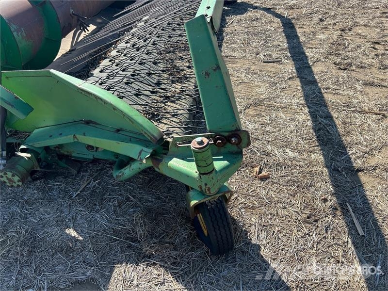 John Deere 212 12 ft Draper Combine Pickup Header Leikkuupöydät