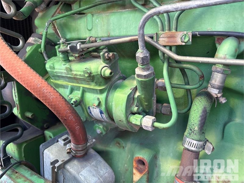 John Deere 2155 4WD Utility Tractor Taajamatraktorit