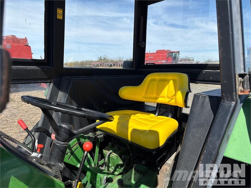 John Deere 2155 4WD Utility Tractor Taajamatraktorit