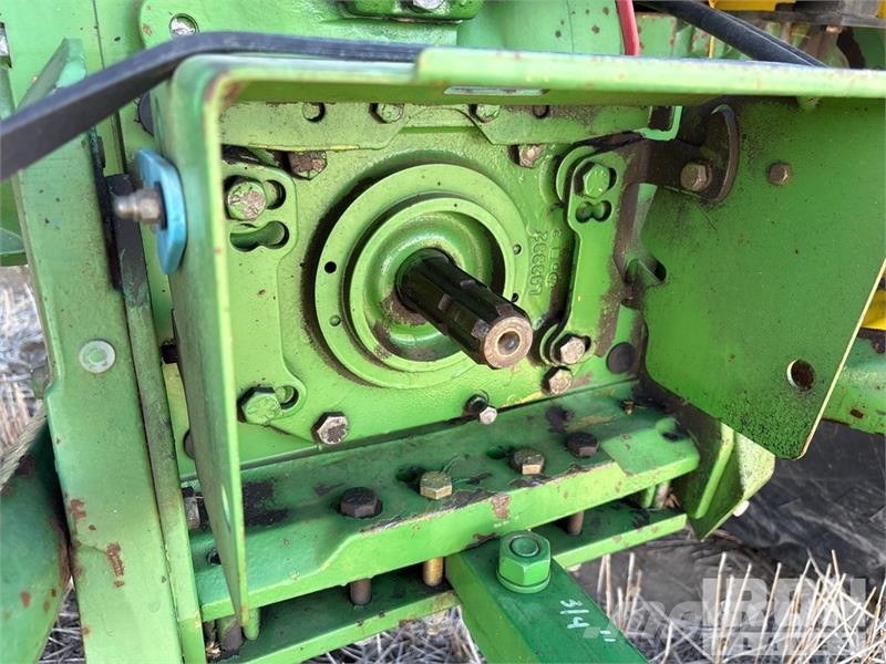 John Deere 2155 4WD Utility Tractor Taajamatraktorit