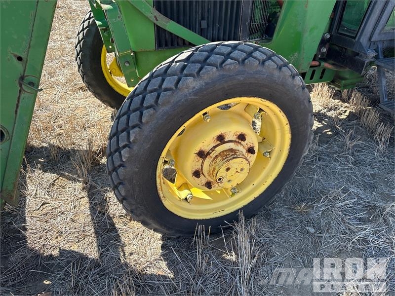 John Deere 2155 4WD Utility Tractor Taajamatraktorit