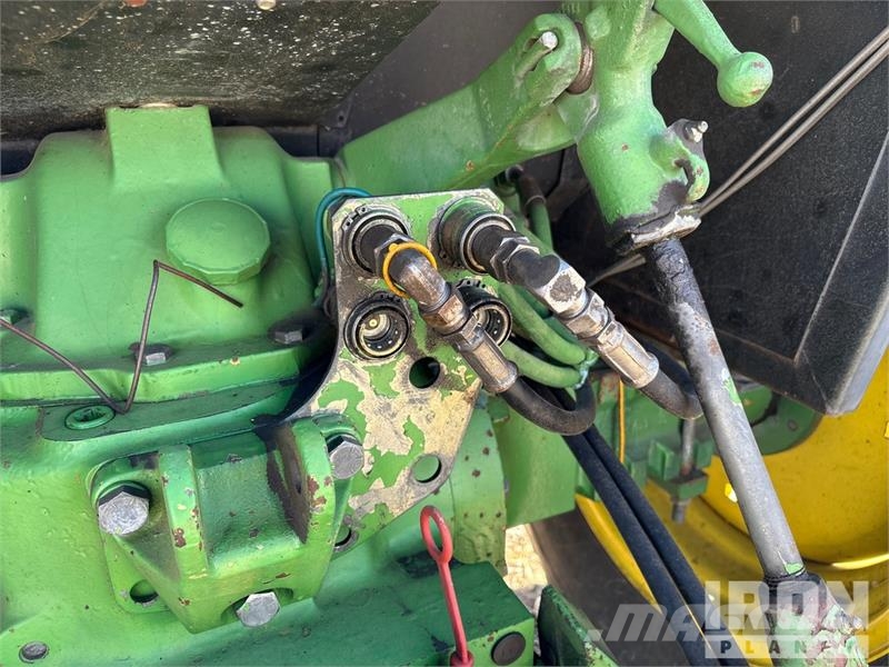 John Deere 2155 4WD Utility Tractor Taajamatraktorit
