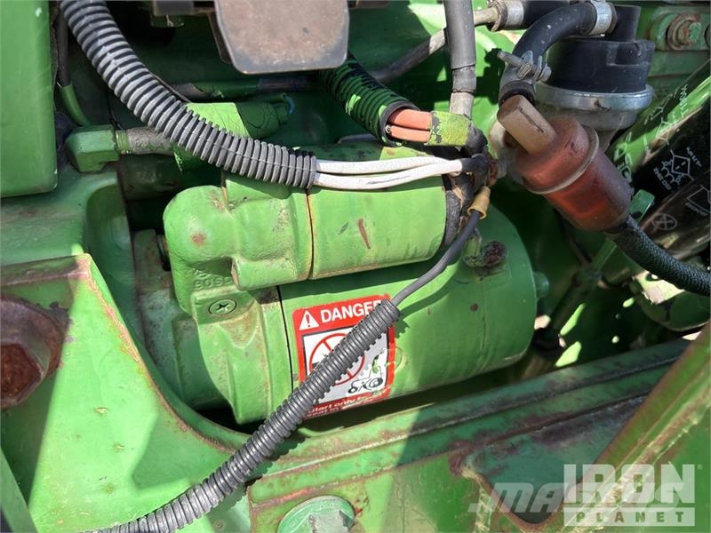 John Deere 2155 4WD Utility Tractor Taajamatraktorit