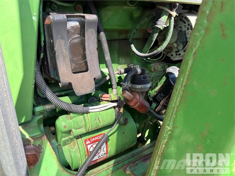 John Deere 2155 4WD Utility Tractor Taajamatraktorit