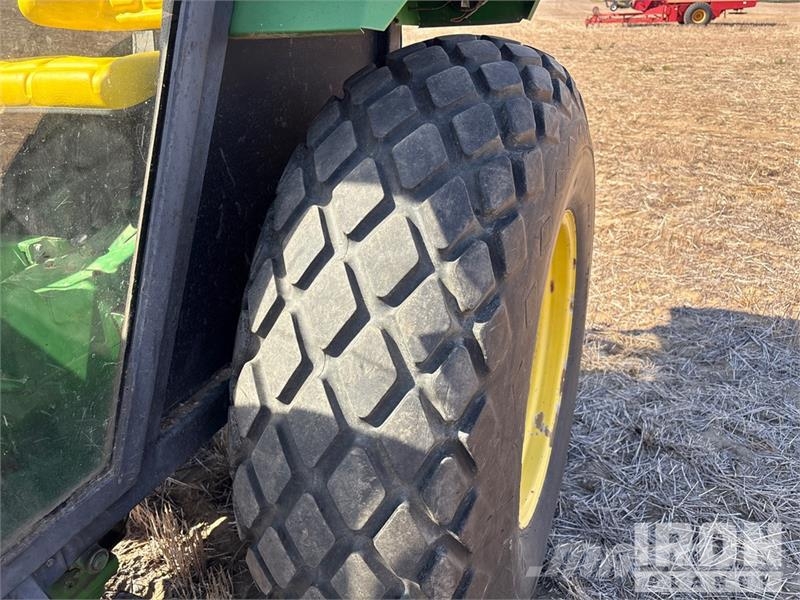 John Deere 2155 4WD Utility Tractor Taajamatraktorit