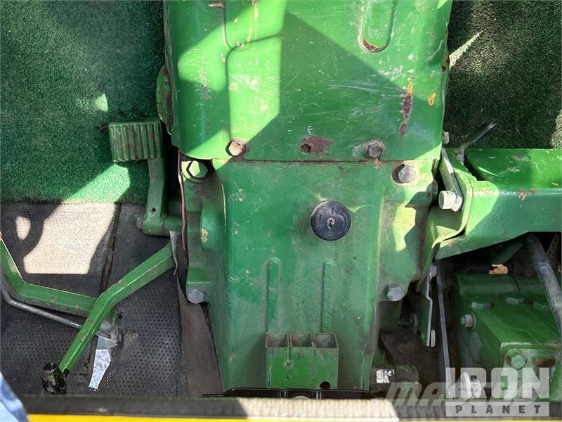 John Deere 2155 4WD Utility Tractor Taajamatraktorit