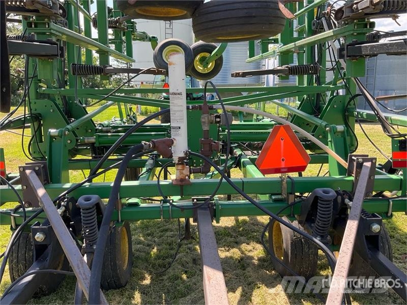 John Deere 2410 47 ft Chisel Plow Плуги