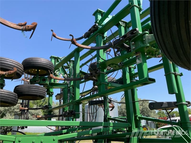 John Deere 2410 47 ft Chisel Plow Плуги
