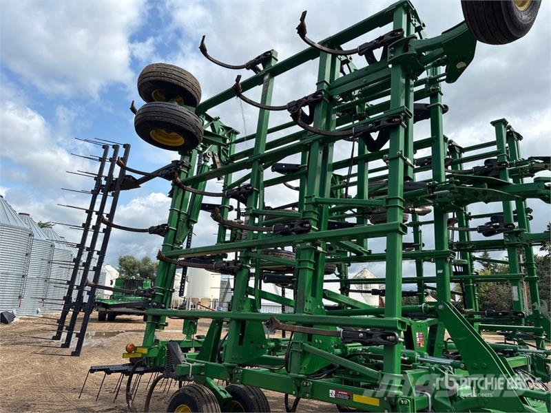 John Deere 2410 54 ft Chisel Plow Плуги